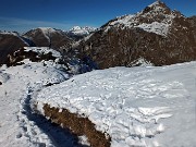 45 Scendendo dal Cancervo al Passo di Grialeggio  con vista in Venturosa